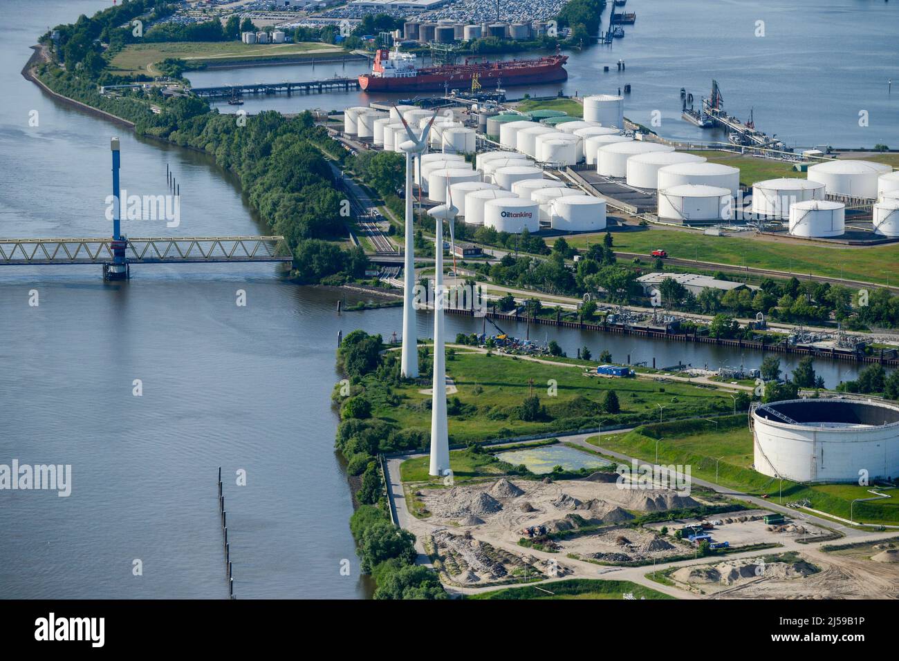 ALLEMAGNE, Hambourg, Windturbines et réservoirs d'huile d'Oiltanking / DEUTSCHLAND, Hamburger Hafen, Süderelbe, Windräder auf dem Shell Gelände und Öltanks der Firma Oiltanking Banque D'Images