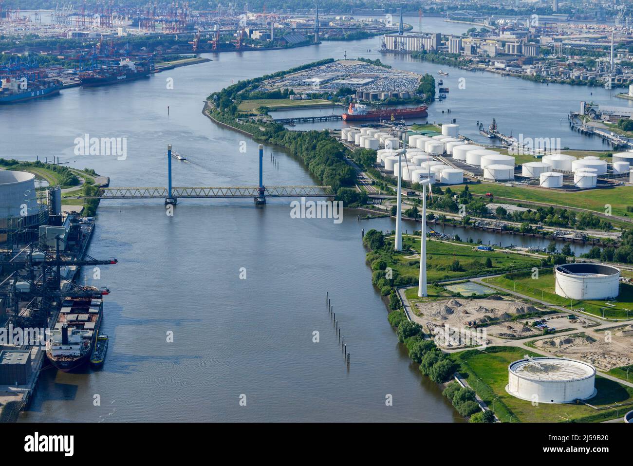 ALLEMAGNE, Hambourg, Windturbines et réservoirs d'huile d'Oiltanking / DEUTSCHLAND, Hamburger Hafen, Süderelbe, Enercon Windräder auf dem Shell Gelände und Öltanks der Firma Oiltanking, Liens Vattenfall Kohlekraftwerk Moorburg, Schiff mit Kohle wir enchargé Banque D'Images