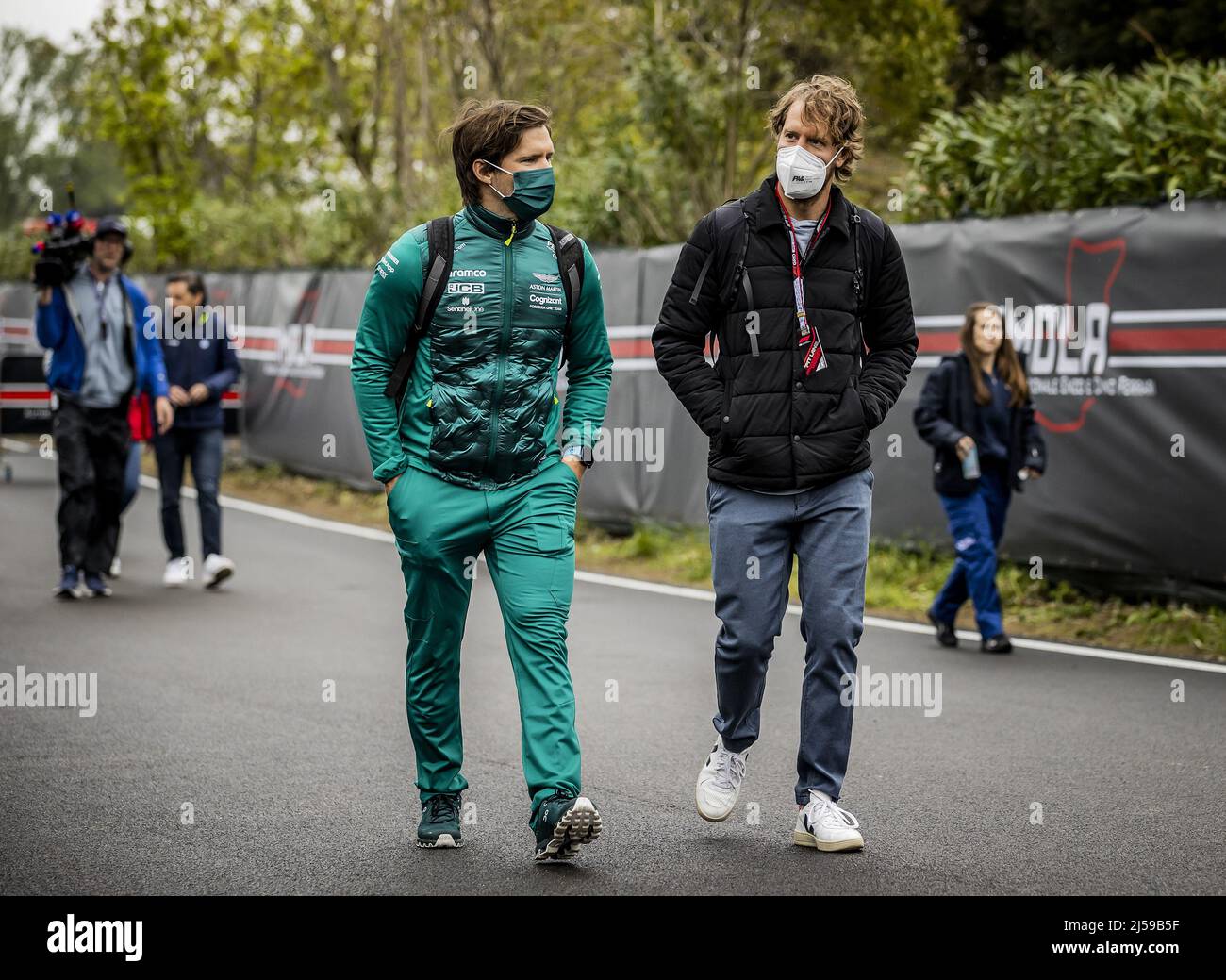 Imola, Italie. 21st avril 2022. IMOLA - Sebastian Vettel (Aston Martin) arrivée à l'Autodromo Enzo e Dino Ferrari à Imola avant le Grand Prix Emilia Romagna F1. REMKO DE WAAL Credit: ANP/Alamy Live News Banque D'Images