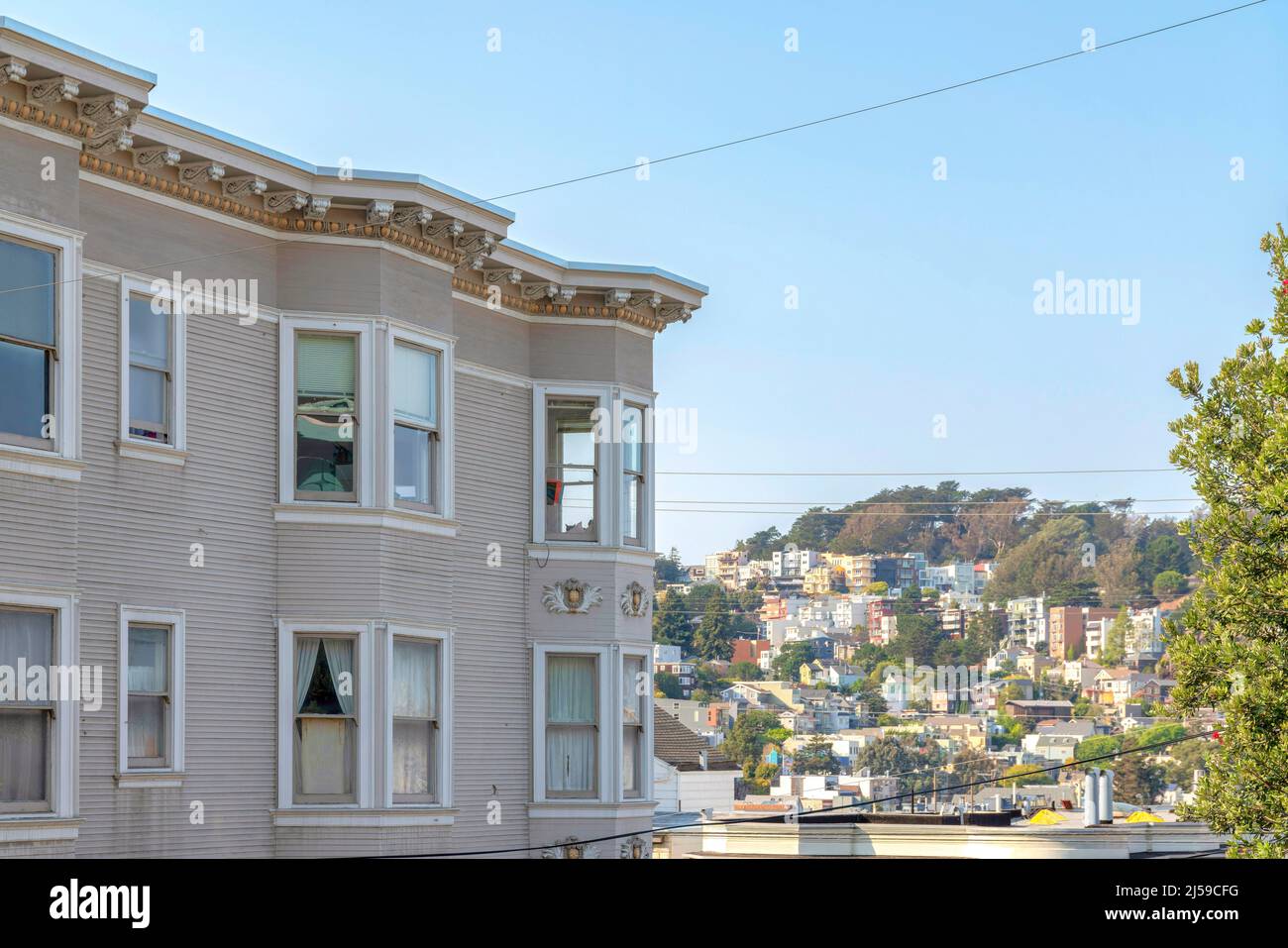 Extérieur latéral d'un immeuble d'appartements traditionnel avec des finitions décoratives à San Francisco, Californie. Il y a un immeuble sur la gauche et la vue Banque D'Images