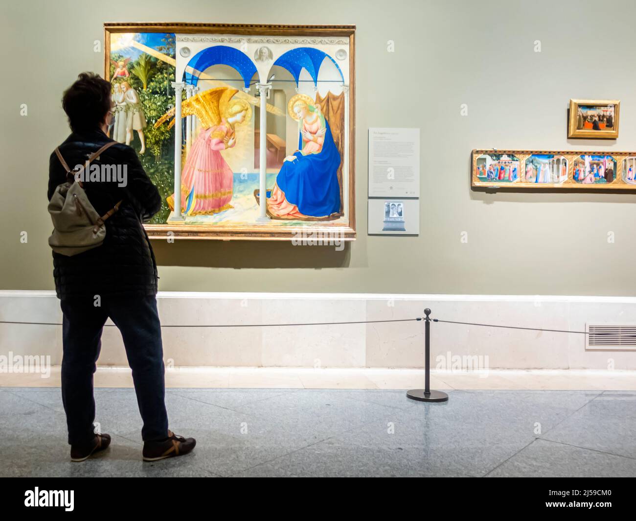Visiteur en face de FRA Angelico peinture Renaissance l'Annonciation au Musée du Prado, Madrid, Espagne Banque D'Images