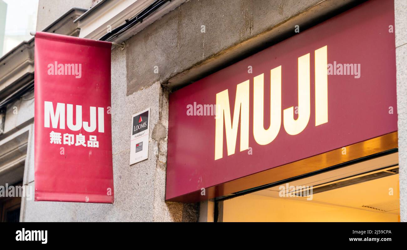 MUJI Fuencarral signe en anglais et en japonais. Détaillant japonais minimaliste proposant une large gamme de produits génériques, de vêtements et de produits ménagers. Madrid, Espagne Banque D'Images