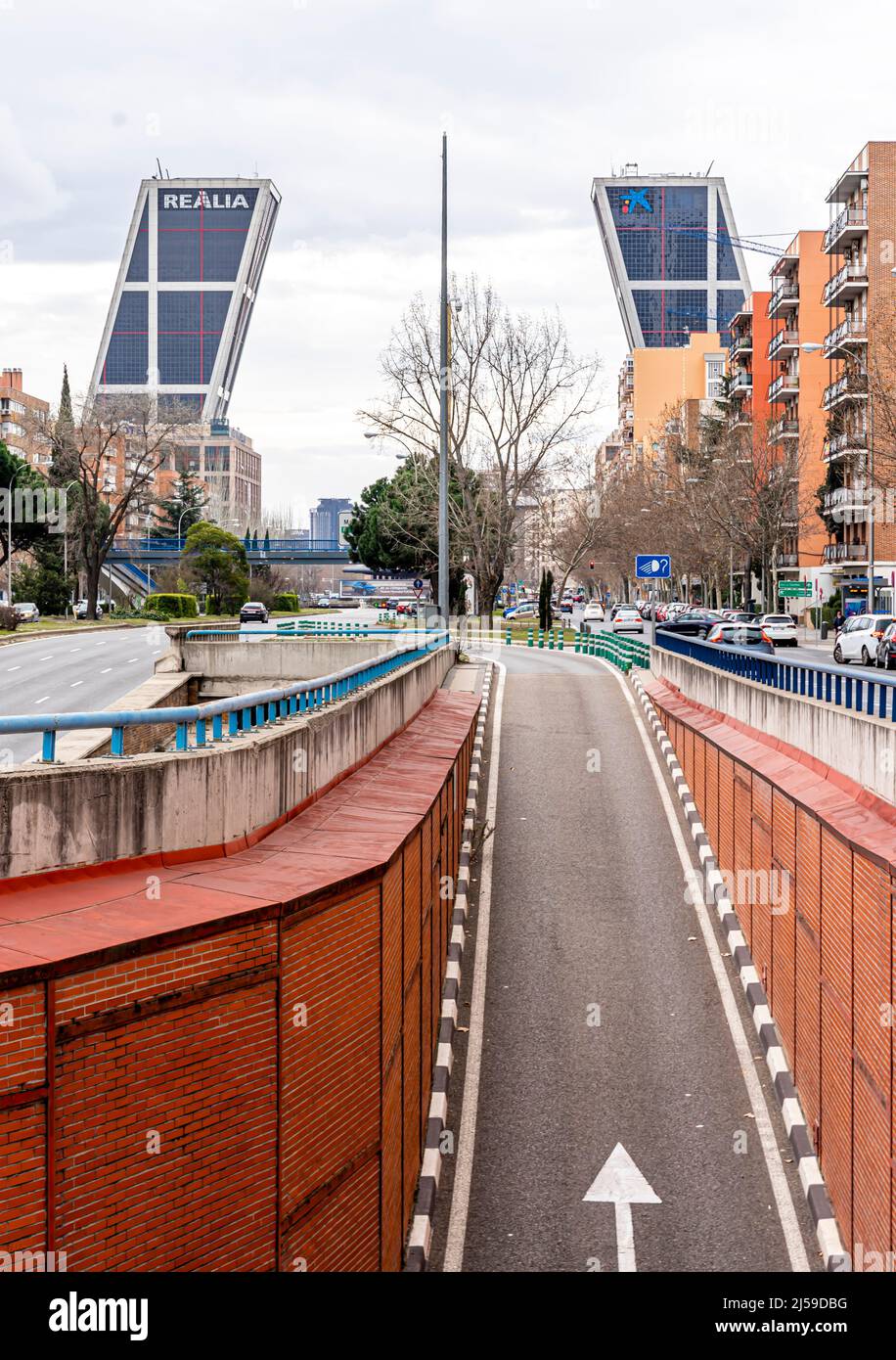 Tunnel en cours menant à la porte de l'Europe - bâtiments emblématiques à double tour de bureaux ouverts en 1996, Madrid, Espagne Banque D'Images