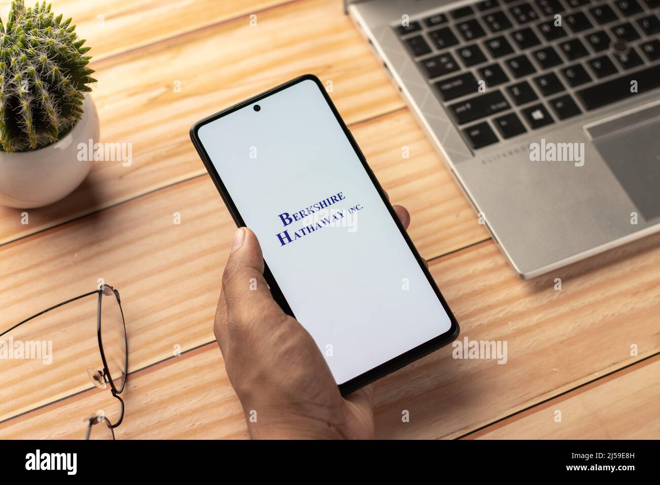 West Bangal, Inde - 20 avril 2022 : logo Berkshire Hathaway sur image de stock d'écran de téléphone. Banque D'Images