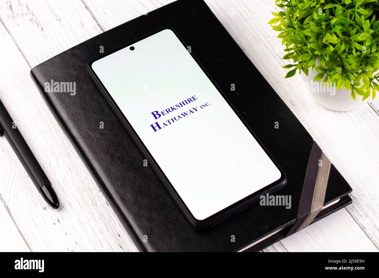 West Bangal, Inde - 20 avril 2022 : logo Berkshire Hathaway sur image de stock d'écran de téléphone. Banque D'Images