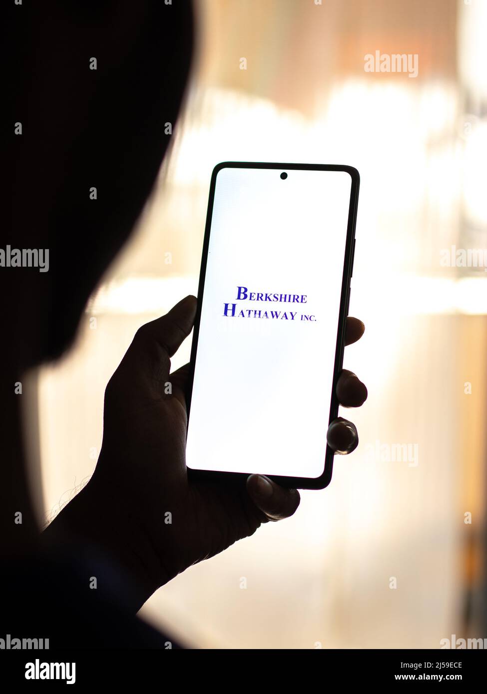 West Bangal, Inde - 20 avril 2022 : logo Berkshire Hathaway sur image de stock d'écran de téléphone. Banque D'Images