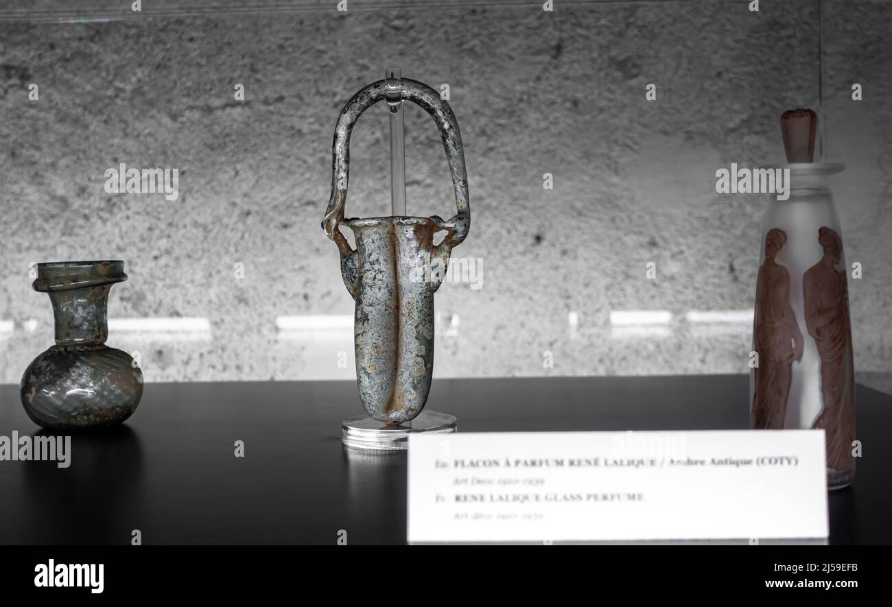 Flacons de parfum en cristal Rene Lalique. Patio de los Perfumes à Grenade, Espagne. Musée historique et boutique de parfums en Andalousie Banque D'Images