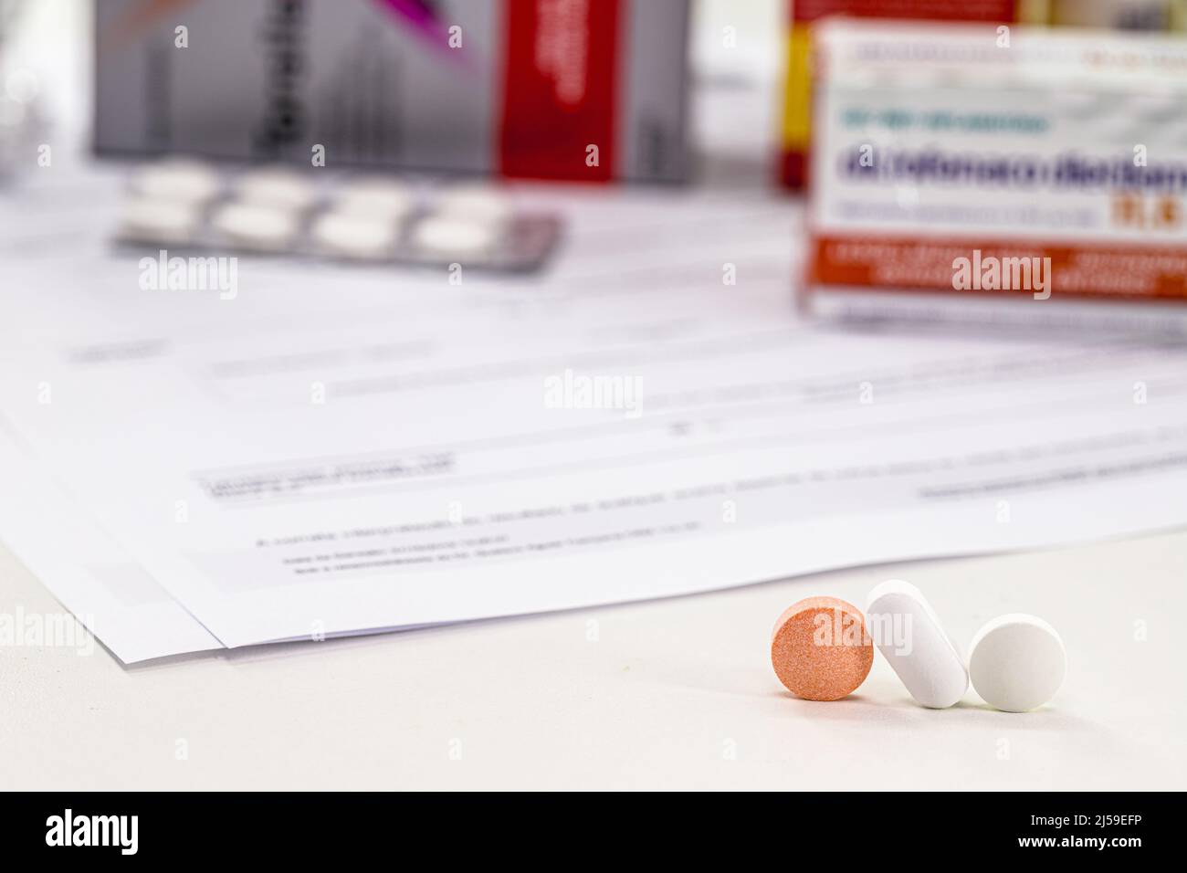 pilules et capsules de médicaments et de médicaments génériques, avec violation de brevet par ordonnance du gouvernement, médicaments moins chers avec l'aide du gouvernement Banque D'Images