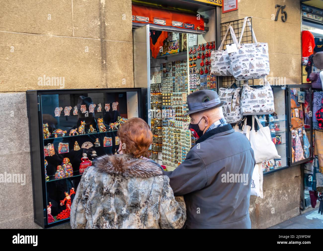 Homme et femme, couple âgé regardant des articles de souvnir dans la boutique de souvenirs de Madrid, Espagne Banque D'Images