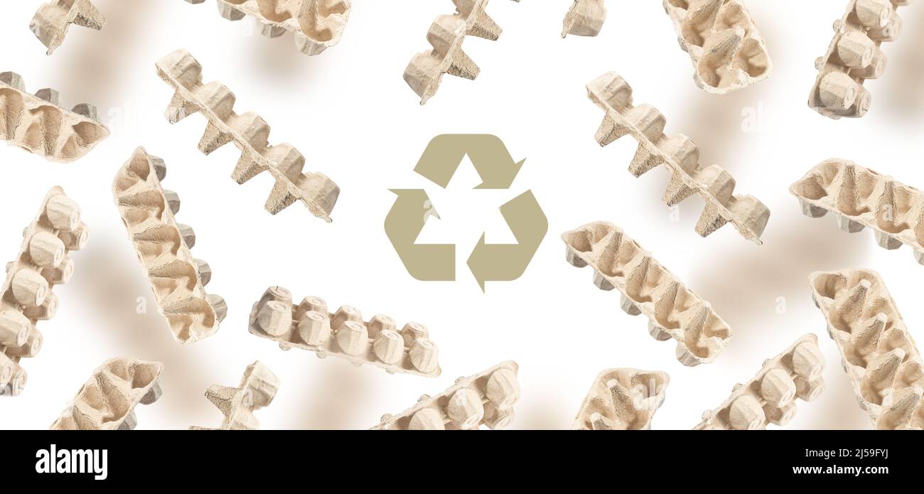 Symbole de recyclage, carton d'œufs en carton recyclé sur fond blanc.conteneur d'œufs pour le recyclage des mouches et des flotteurs dans l'air. Banque D'Images