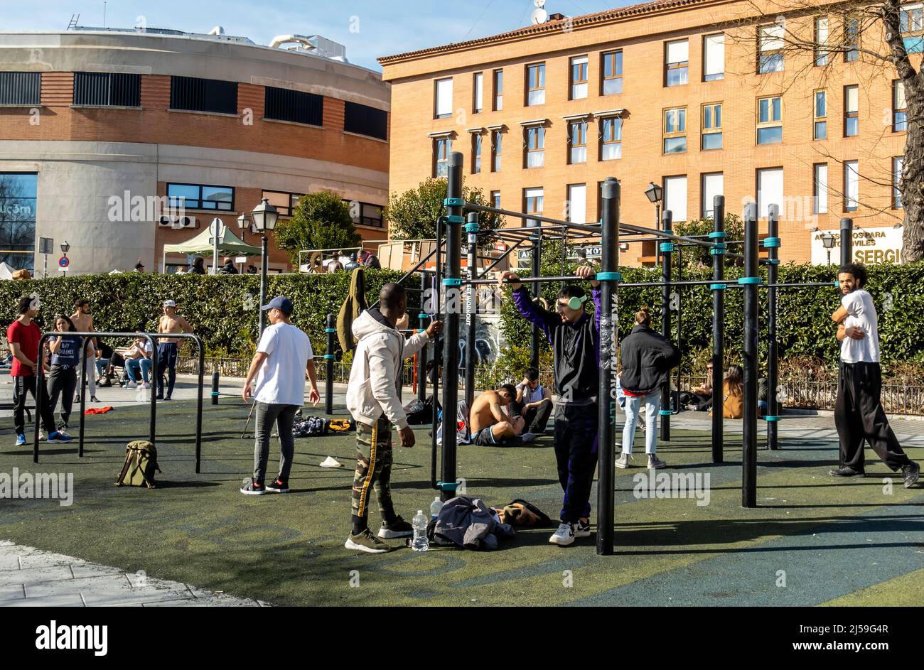 Jeunes jeunes s'exerçant dans la rue de Madrid, Espagne Banque D'Images