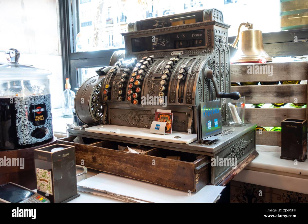 Caisse antique comme décoration dans le bar moderne. Ancienne machine du caissier. Banque D'Images