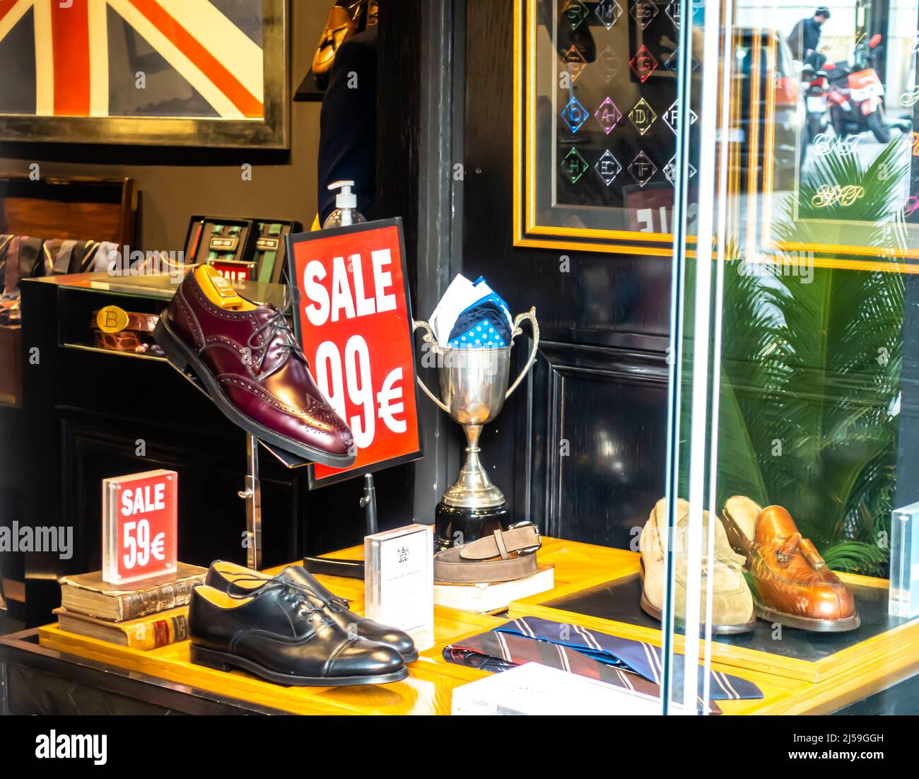 Bow Tie British Shoes Shop fenêtre avec étiquettes de solde et prix à EUR 99. Madrid, Espagne Banque D'Images