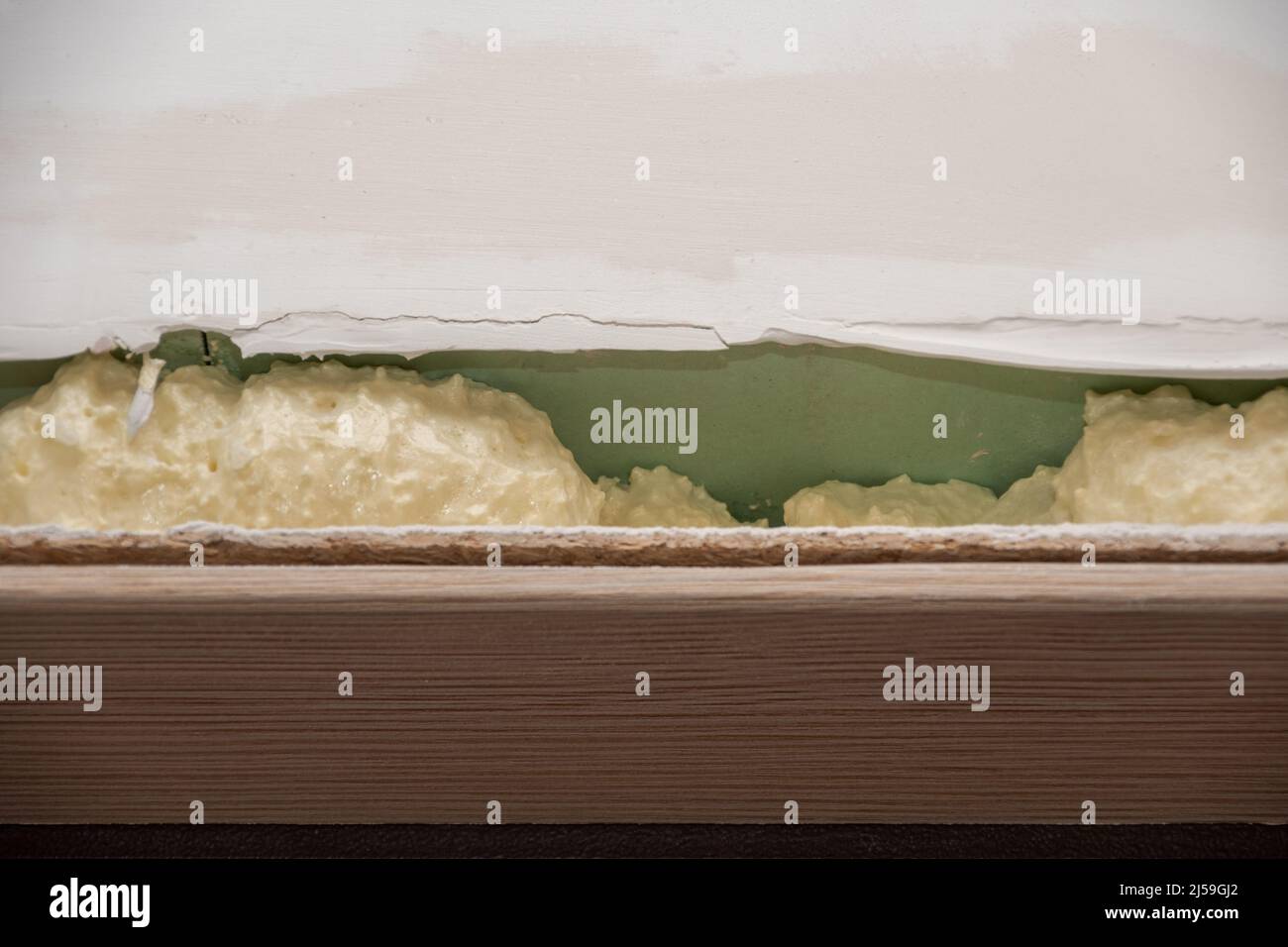 Installation des portes à l'aide de mousse de polyuréthane. Mousse cylindrique. Isolation en mousse jaune. Mousse de montage entre le mur et la porte Banque D'Images
