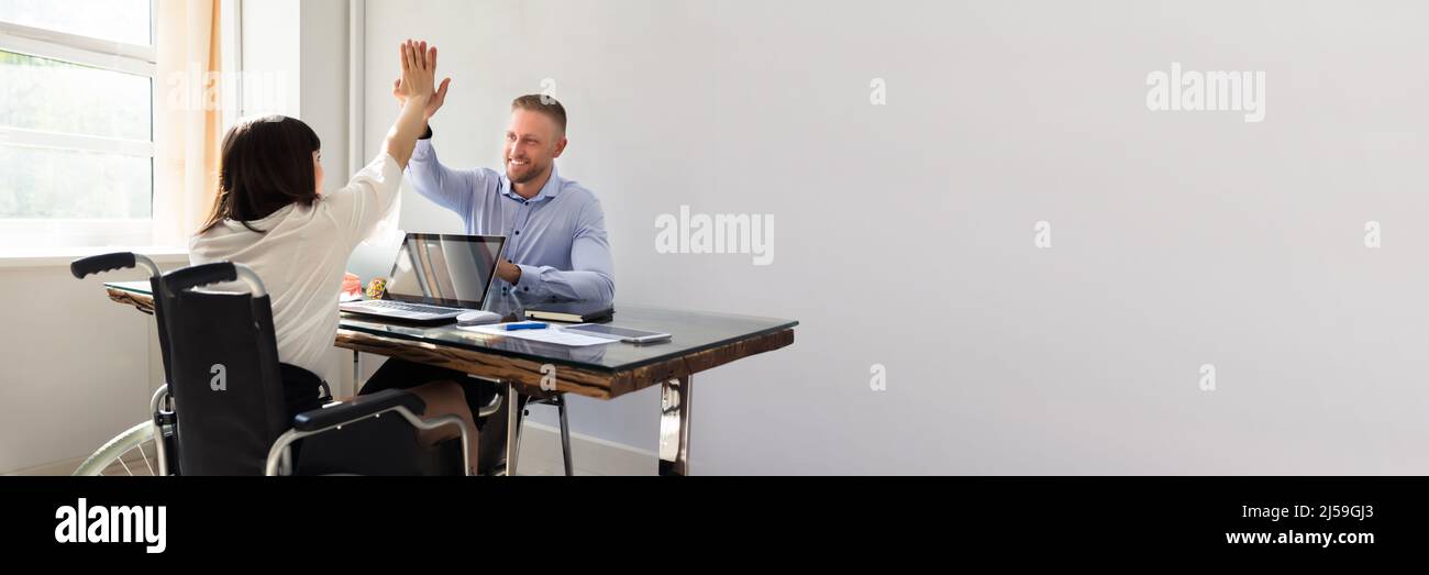 Mobilité Businesswoman Giving High Five à son partenaire masculin souriant In Office Banque D'Images