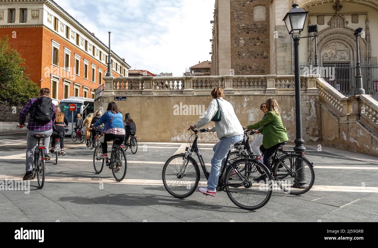 Femmes touristes à vélo avec un guide à San Jeronimo de Real, dans le centre de Madrid en Espagne. Visites à vélo en Europe Banque D'Images Femmes touristes à vélo avec un guide à San Jeronimo de Real, dans le centre de Madrid en Espagne. Visites à vélo en Europe Banque D'Images