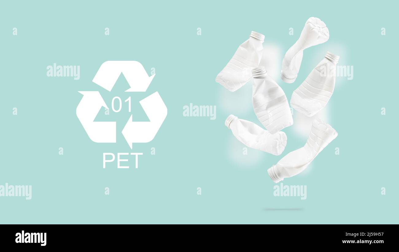 Bouteilles en plastique PET, symbole de recyclage sur fond bleu. Bouteille en plastique volent et flotte dans l'air. L'idée de la durabilité environnementale Banque D'Images