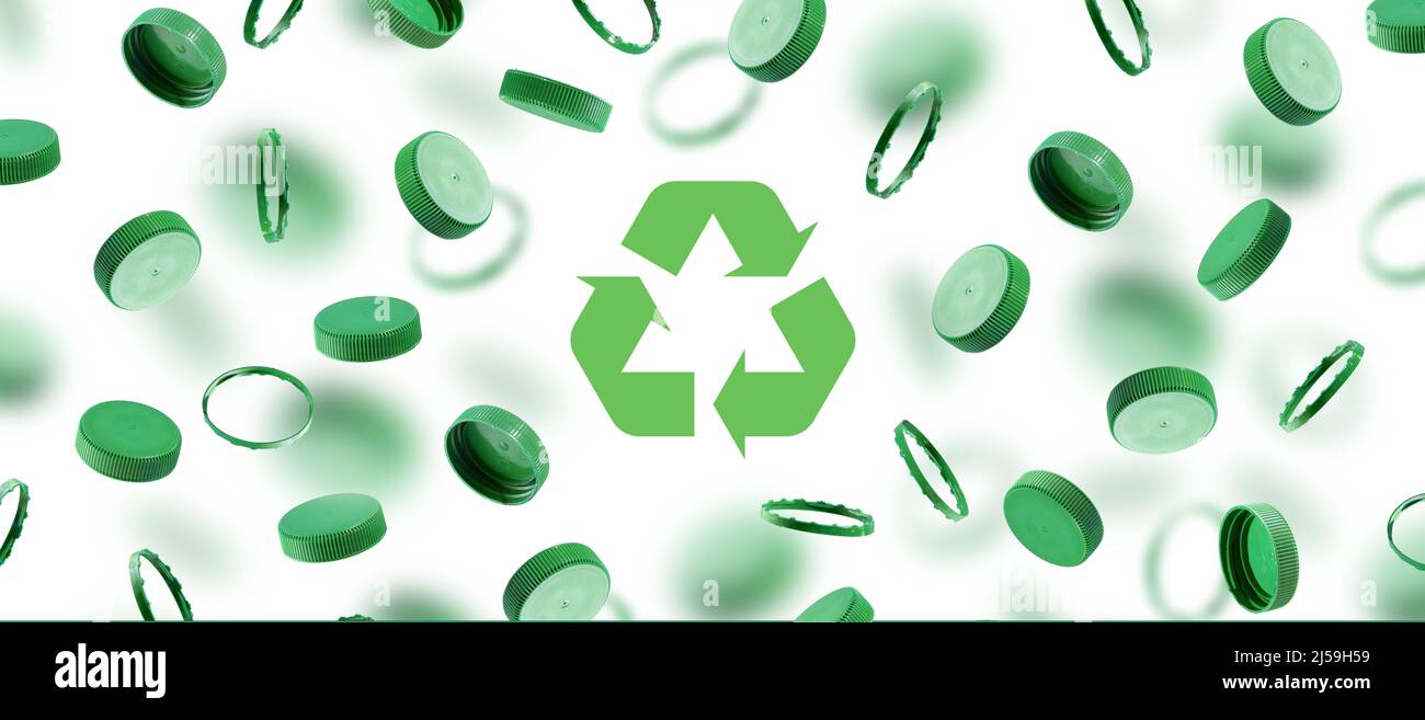 Bouchons de bouteille verts pour symbole de recyclage sur fond blanc. Bouchons en plastique flottants, voler. Le concept de sécurité contre les dommages environnementaux. Banque D'Images