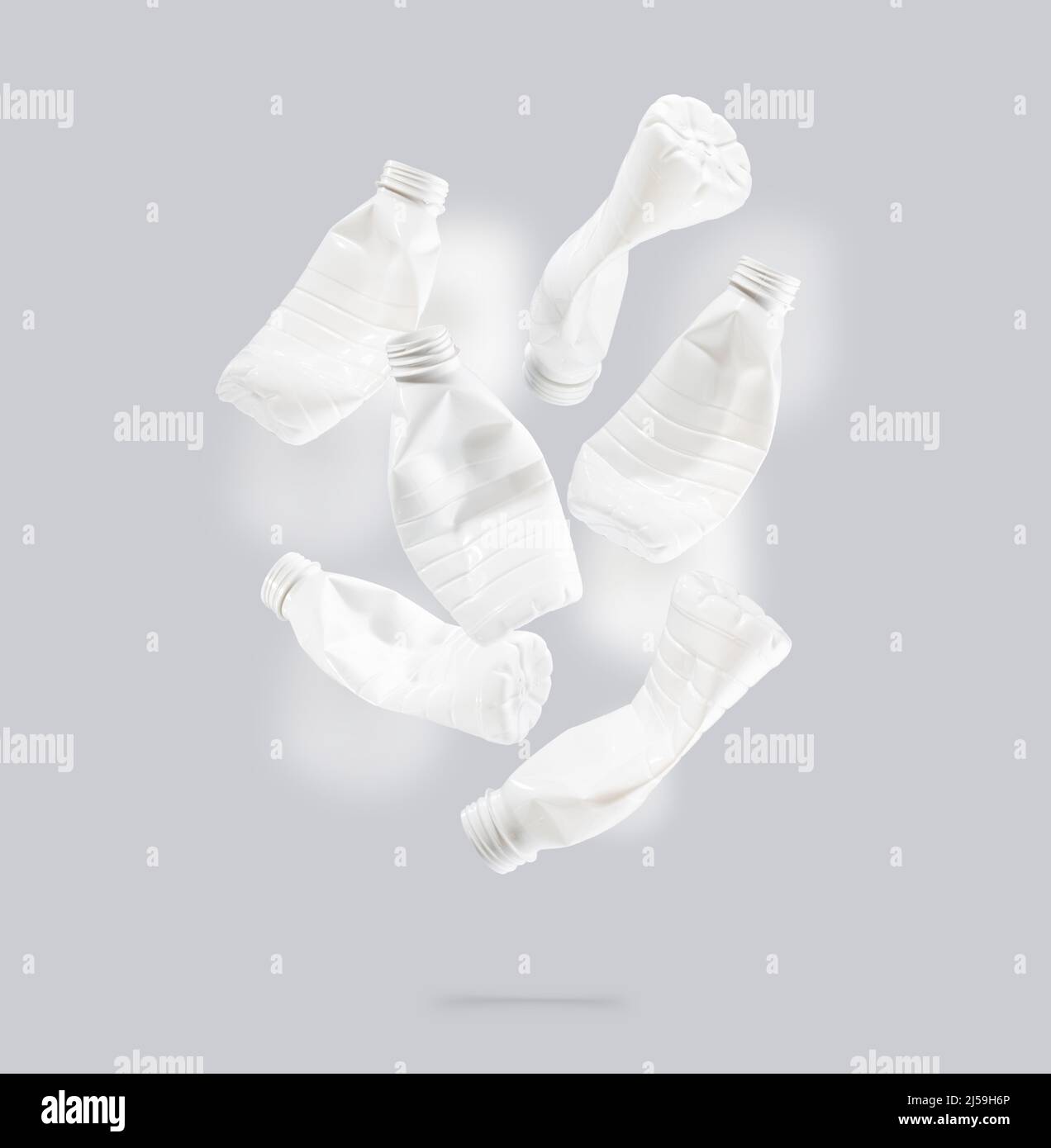Bouteilles en plastique PET pour le recyclage des vols sur fond gris. Bouteille en plastique volent et flotte dans l'air. L'idée de la durabilité environnementale. Banque D'Images