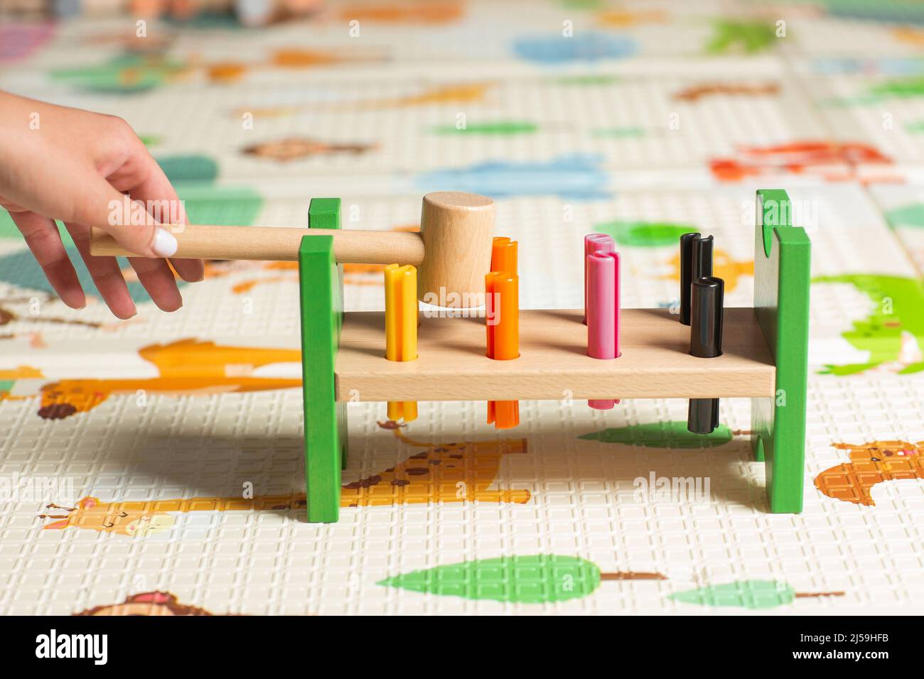 Jouet en bois pour enfants. L'enfant récupère une trieuse. Jouets logiques éducatifs pour enfants. Les mains des enfants en gros plan. Jeux Montessori pour les enfants en développement Banque D'Images