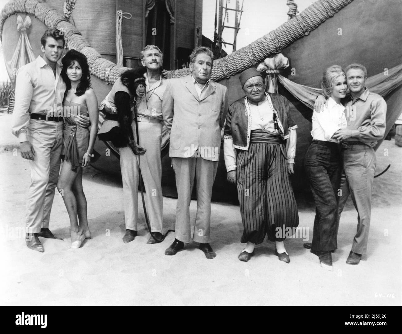 FABIAN BARBARA LUNA CHESTER The Chimp RICHARD HAYDN CEDRIC HARDWICKE PETER LORRE BARBARA EDEN et RED BUTTONS Cast Group pose En CINQ SEMAINES DANS Un BALLON 1962 réalisateur IRWIN ALLEN roman Jules Verne scénario Charles Bennett Irwin Allen et Albert Gail costume design Paul Zastupnevitch Irwin Allen Productions / XXème siècle Fox Banque D'Images