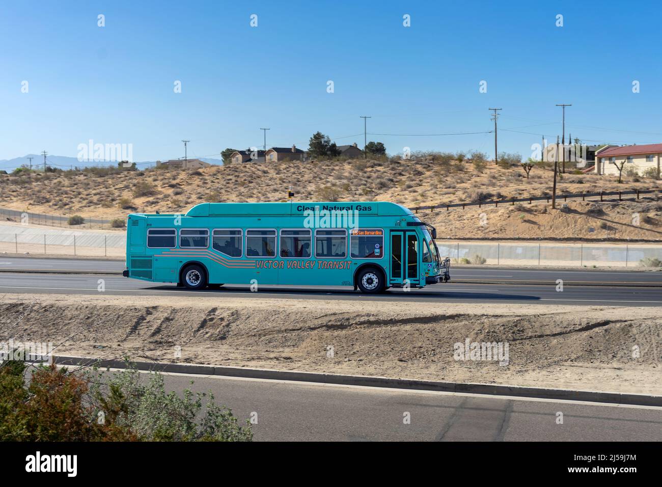 Apple Valley, CA, États-Unis – 20 avril 2022 : un bus de transport Victor Valley Transit, alimenté au gaz naturel, se déplace sur l'autoroute 18 dans la ville d'Apple Valley. Banque D'Images