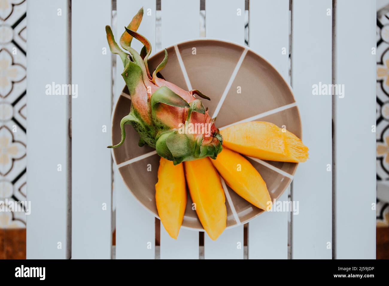 Mangue fraîche et fruit dragon sur l'assiette. Fruits exotiques tropicaux frais. Concept d'un régime alimentaire brut, végétarisme et réapprovisionnement de vitamines avec Banque D'Images