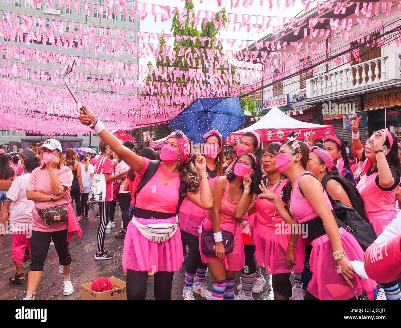 Malabo, Philippines. 21st avril 2022. Les danseuses Zumba posent pour un groupe de selfie lors de l'événement Malabo célèbre son anniversaire de la ville-Hood 21st avec des jubilations de résidents malabéens, en particulier les étudiants. Malabo est devenue une ville très urbanisée le 21 avril 2001, en vertu de la loi de la République n° 9019, 407 ans après sa fondation. Crédit : SOPA Images Limited/Alamy Live News Banque D'Images