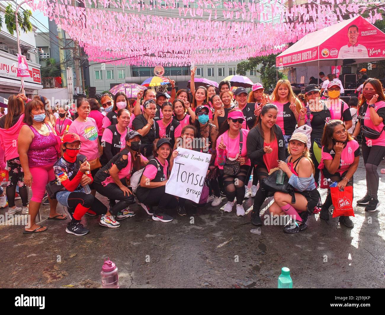 Malabo, Philippines. 21st avril 2022. Les femmes du groupe de danse Zumba posent pour un groupe de selfie pendant la célébration. Malabuon célèbre son anniversaire de la ville en 21st avec des jubilations de résidents malaboniens, en particulier les étudiants. Malabo est devenue une ville très urbanisée le 21 avril 2001, en vertu de la loi de la République n° 9019, 407 ans après sa fondation. Crédit : SOPA Images Limited/Alamy Live News Banque D'Images