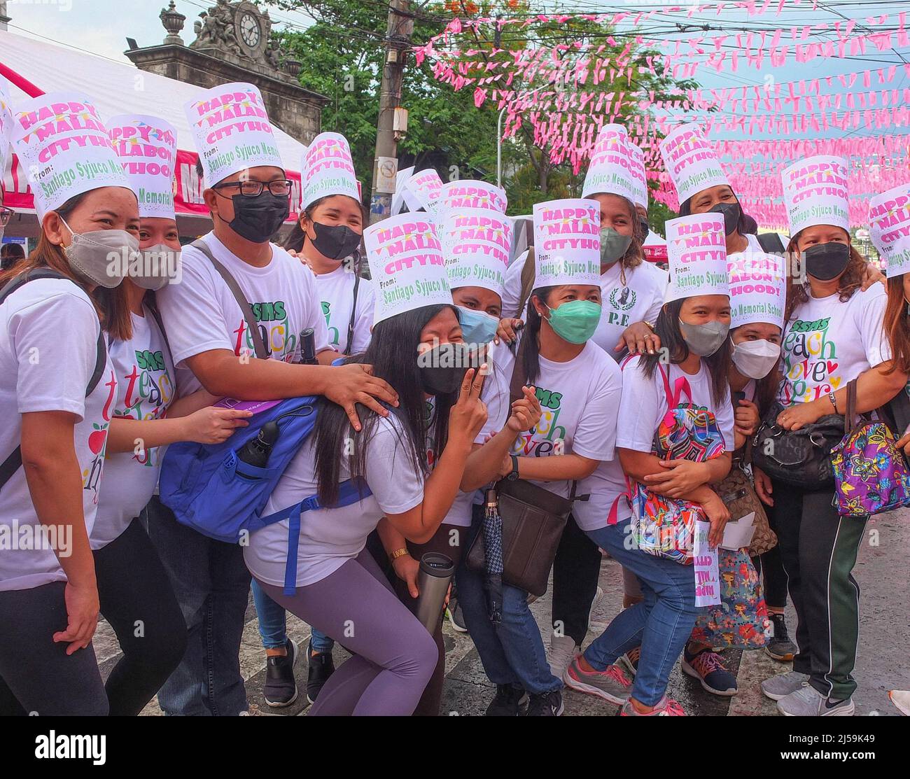 Malabo, Philippines. 21st avril 2022. Les élèves de l'école commémorative Santiago Syjuco portant des chapeaux en papier posent pour une photo de groupe. Malabuon célèbre son anniversaire de la ville en 21st avec des jubilations de résidents malaboniens, en particulier les étudiants. Malabo est devenue une ville très urbanisée le 21 avril 2001, en vertu de la loi de la République n° 9019, 407 ans après sa fondation. (Photo de Josefiel Rivera/SOPA Images/Sipa USA) crédit: SIPA USA/Alay Live News Banque D'Images