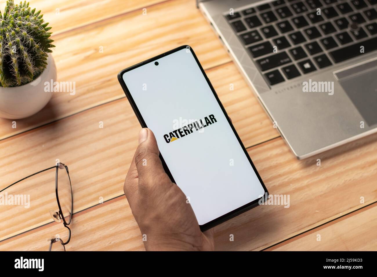 West Bangal, Inde - 20 avril 2022 : logo Caterpillar sur l'image du stock d'écran du téléphone. Banque D'Images