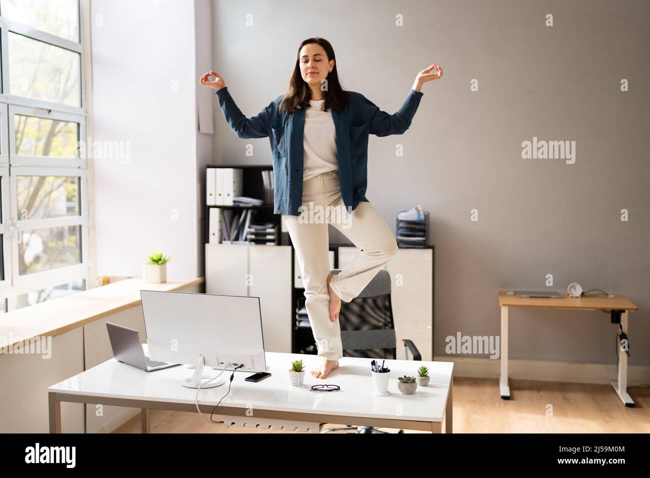 Méditation de yoga au bureau. Femme d'affaires méditant Banque D'Images