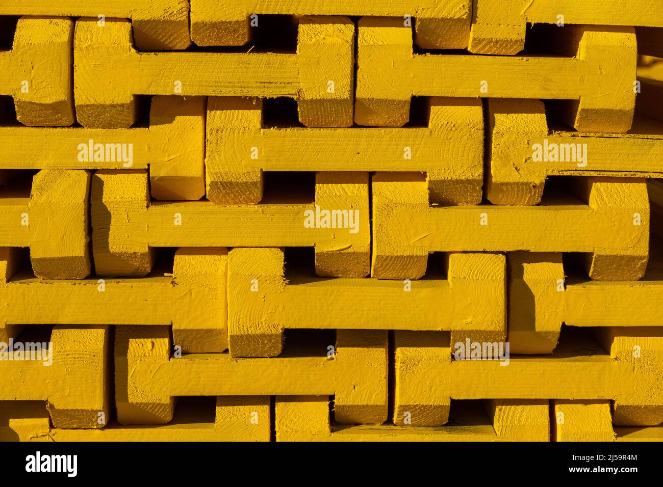 Blocs en bois jaune pour coffrages en béton. Arrière-plan jaune Banque D'Images