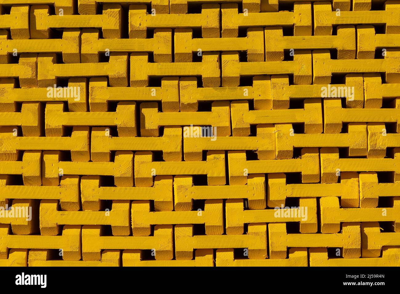 Blocs en bois jaune pour coffrages en béton. Arrière-plan jaune Banque D'Images