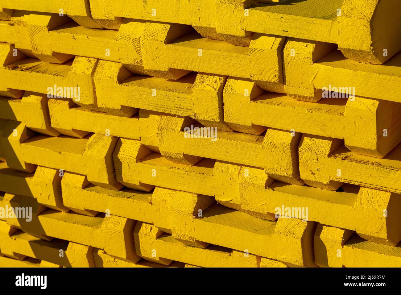 Blocs en bois jaune pour coffrages en béton. Arrière-plan jaune Banque D'Images