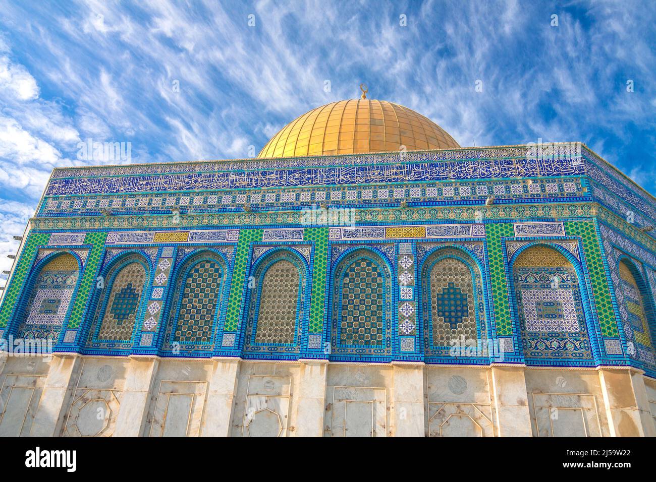 Israël - Jérusalem - vue de près du dôme du Rocher peint mur et coupole dorée avec nuages et ciel bleu Banque D'Images