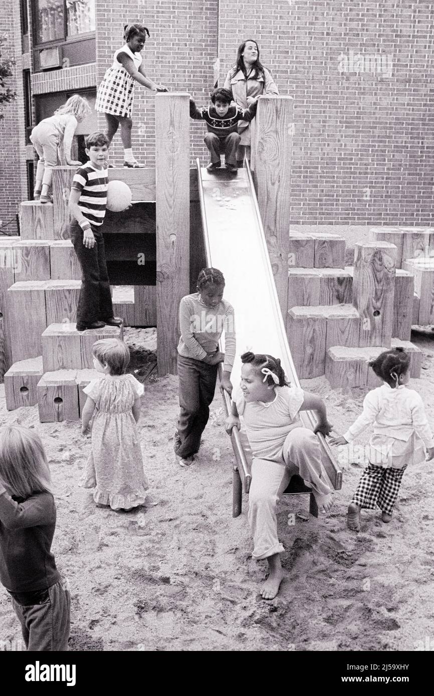 1970S DIVERS GROUPES D'ENFANTS GARÇONS ET FILLES GRIMPANT BLOCS DE BOIS POUR DESCENDRE LE TOBOGGAN ET LA TERRE DANS UN SURFACE SABLONNEUSE - J13547 HAR001 HARS BIEN-ÊTRE AFRO-AMÉRICAINS AFRO-AMÉRICAINS ET BAS ANGLE NOIR ETHNICITÉ GLISSANT BOARD DÉTENTE SABLONNEUSE DE LA TERRE DE CROISSANCE GROUPE ETHNIQUE BLANC ET NOIR DE RACE BLANCHE HAR001 AFRO-AMÉRICAINS À L'ANCIENNE Banque D'Images