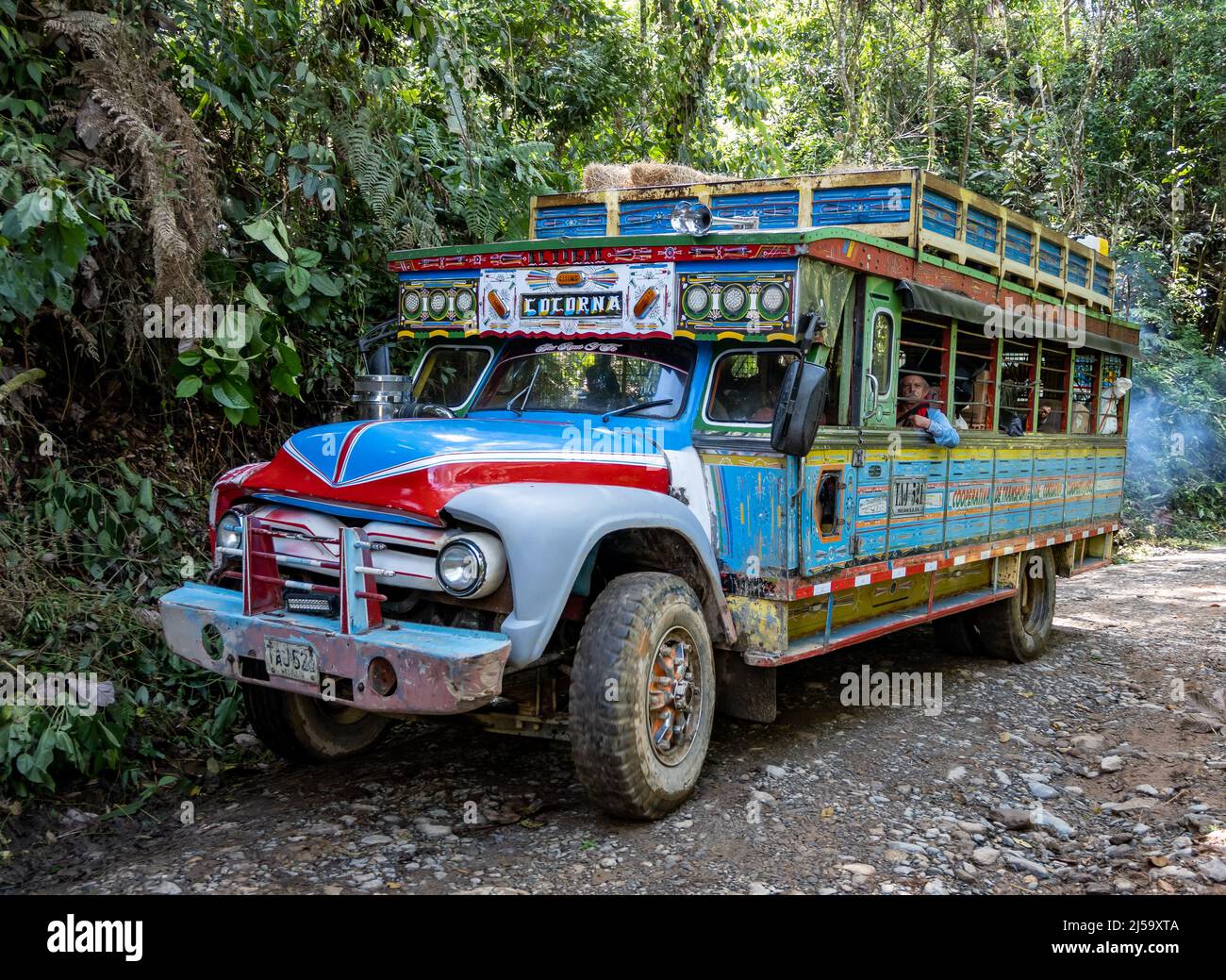 Chiva, autobus peint en couleurs, transport principalement utilisé dans la zone rurale. Colombie, Amérique du Sud. Banque D'Images