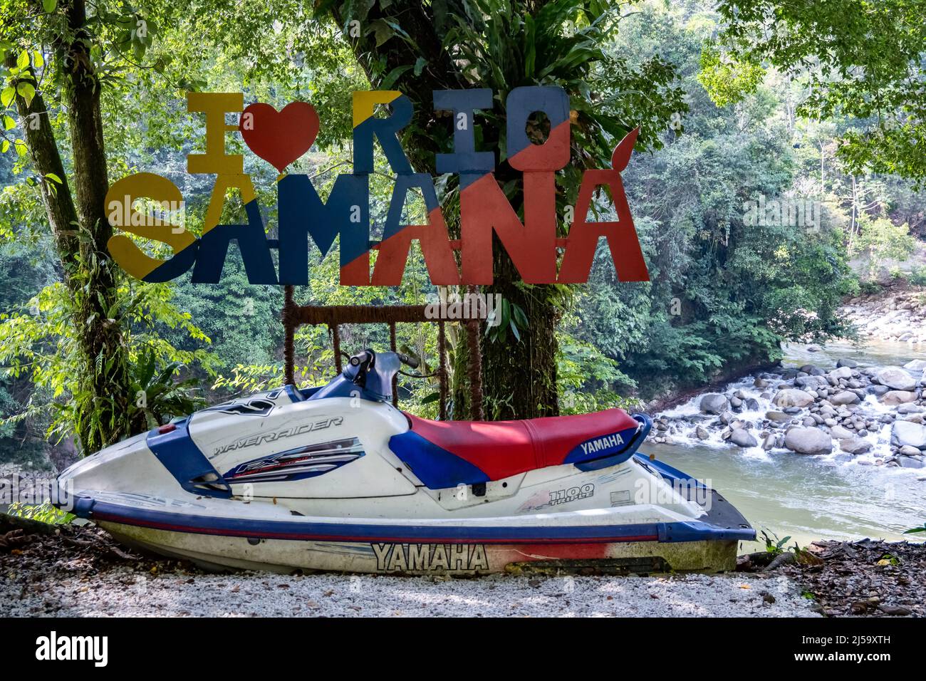 Panneau « J'aime Rio Samana », avec un débarcadère de ski. Colombie, Amérique du Sud. Banque D'Images