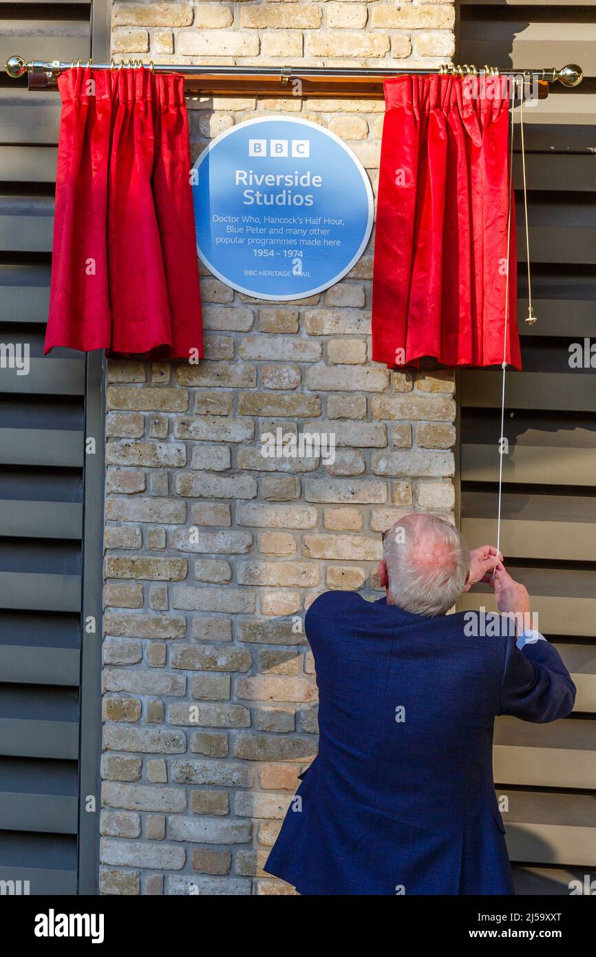 Hammersmith, Londres, Royaume-Uni. 21st avril, 2022.TEMPS LORDS EN TÊTE DE LA POPS: Une célébration de la télévision de la BBC faite à Riverside Studios. Bob Harris dévoile une plaque bleue qui marque cent ans de British Broadcasting Corporation. L'exposition photographique "Time Lords to Top of the POPS: A Celebration of BBC Television Made at Riverside Studios" sera ouverte du 21st avril au 24th juillet 2022. Amanda Rose/Alamy Live News Banque D'Images