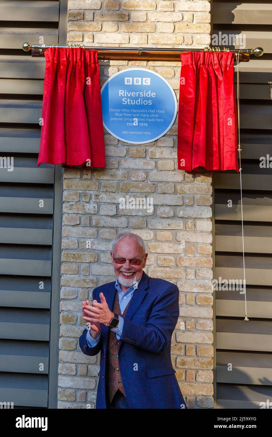 Hammersmith, Londres, Royaume-Uni. 21st avril, 2022.TEMPS LORDS EN TÊTE DE LA POPS: Une célébration de la télévision de la BBC faite à Riverside Studios. Bob Harris dévoile une plaque bleue qui marque cent ans de British Broadcasting Corporation. L'exposition photographique "Time Lords to Top of the POPS: A Celebration of BBC Television Made at Riverside Studios" sera ouverte du 21st avril au 24th juillet 2022. Amanda Rose/Alamy Live News Banque D'Images