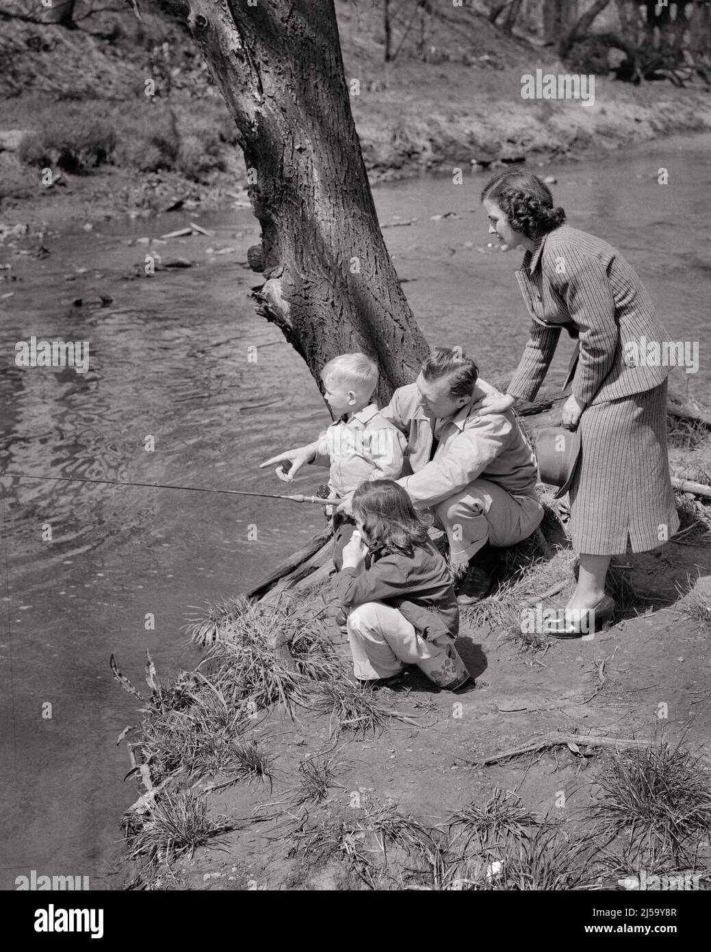 1940S 1950S FAMILLE DE QUATRE PÈRE MÈRE FILLE FILS PAR BORD DE RUISSEAU DAD POINTANT ET TENANT LA CANNE À PÊCHE - J1736 HAR001 PAIRE DE HARS 4 SUBURBAIN MÈRES VIEUX TEMPS NOSTALGIE FRÈRE VIEILLE MODE SŒUR 1 JUVÉNILE POLE TRAVAIL D'ÉQUIPE INFORMATION ATHLÈTE FILS FAMILLES JOIE STYLE DE VIE FEMMES FRÈRES MARIÉS CONJOINT RURAL ÉPOUX VIE VIE NATURE COPIER ESPACE FEMMES FILLES PERSONNES RUISSEAU HOMMES CROCHET ATHLÉTIQUE FRÈRES ET SŒURS CONFIANCE SŒURS PÈRES B&W PARTENAIRE ATTRAPER BONHEUR GRAND ANGLE DÉCOUVERTE DADS EXCITATION RÉCRÉATION BOBINE CONNEXION FRÈRE STYLE CONCEPTUEL DE PÊCHE À LA LIGNE JEUNES MI-ADULTES Banque D'Images