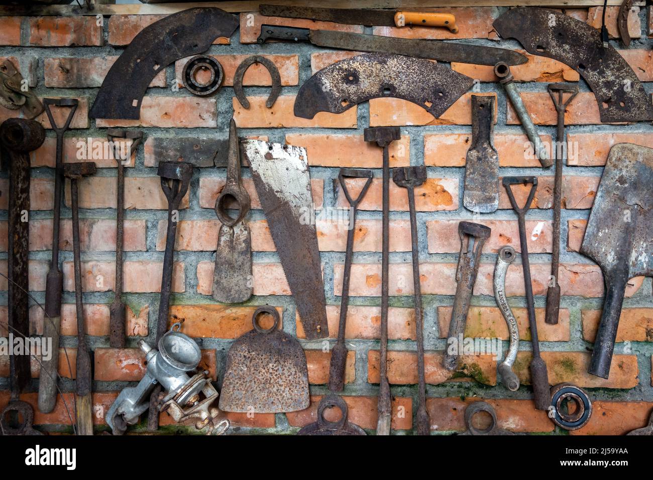Une collection d'outils à main rouillés montés sur un mur de briques. Colombie, Amérique du Sud. Banque D'Images Une collection d'outils à main rouillés montés sur un mur de briques. Colombie, Amérique du Sud. Banque D'Images