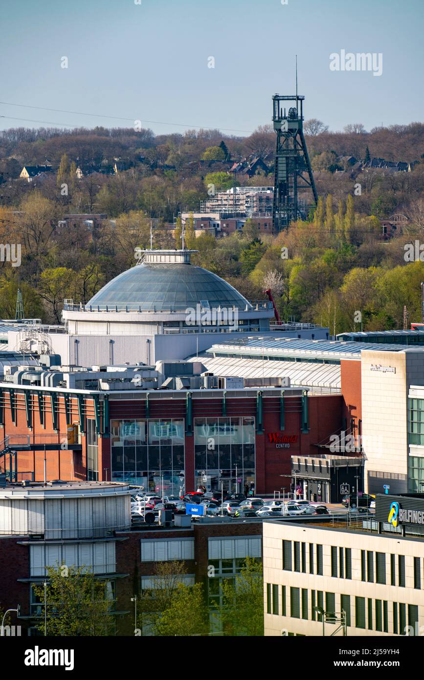 Le centre commercial Westfield Centro, Neue Mitte, à l'arrière du parc Olga avec la tour sinueuse de l'ancienne collierie d'Osterfeld, à l'arrière de la Hanie Banque D'Images