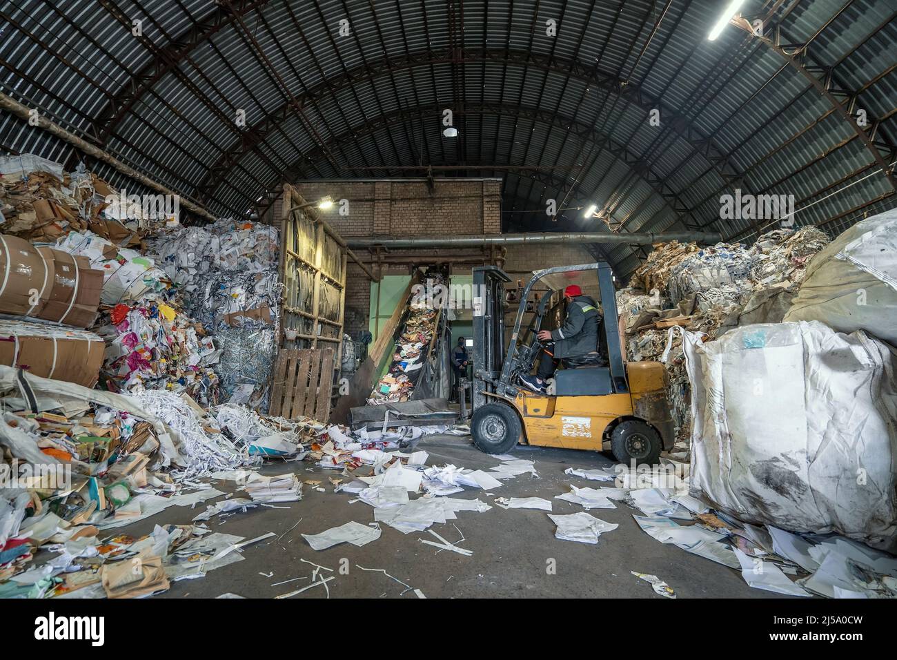 Tri et classement des déchets de papier pour traitement à l'usine de recyclage du papier. Production de nouveau papier à partir de déchets. Banque D'Images