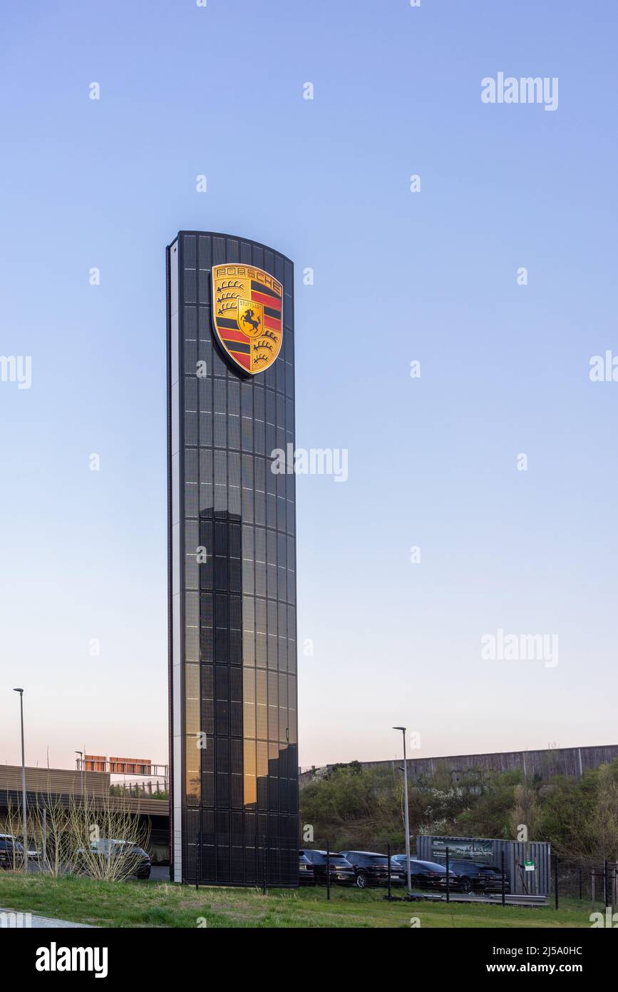 Enseigne Porsche illuminée chez un concessionnaire Porsche en Allemagne, en Europe Banque D'Images