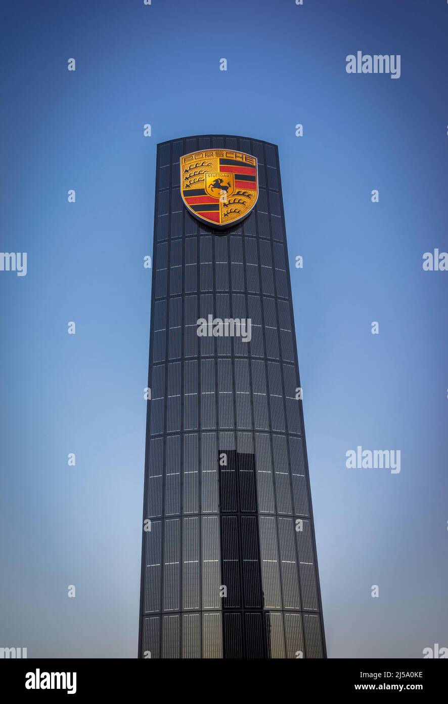 Panneau Porsche illuminé au concessionnaire Porsche Adlershof à Berlin, Allemagne, Europe Banque D'Images