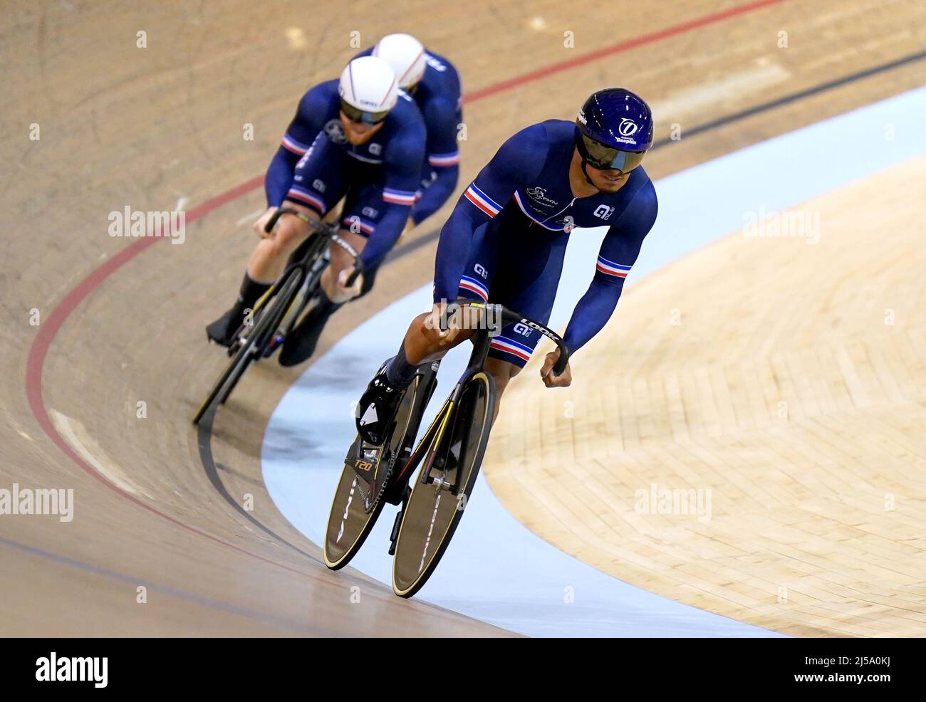 Florian Grengbo, Sébastien Vigier et Rayan Helal en France en action lorsqu'ils se disputent la qualification de l'équipe masculine Sprint lors du premier jour de la coupe des nations de piste UCI Tissot 2022 au vélodrome Sir Chris Hoy, Glasgow. Date de la photo : jeudi 21 avril 2022. Banque D'Images