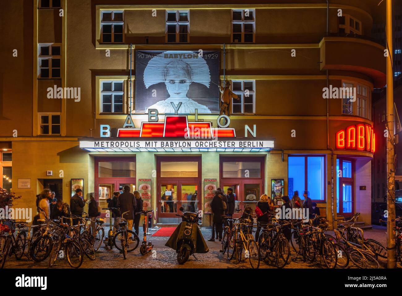 Babylone Cinema at Night (Kino Babylone) - une maison d'art emblématique dans un bâtiment classé dans le quartier de Berlin Mitte, Berlin, Allemagne, UE Banque D'Images