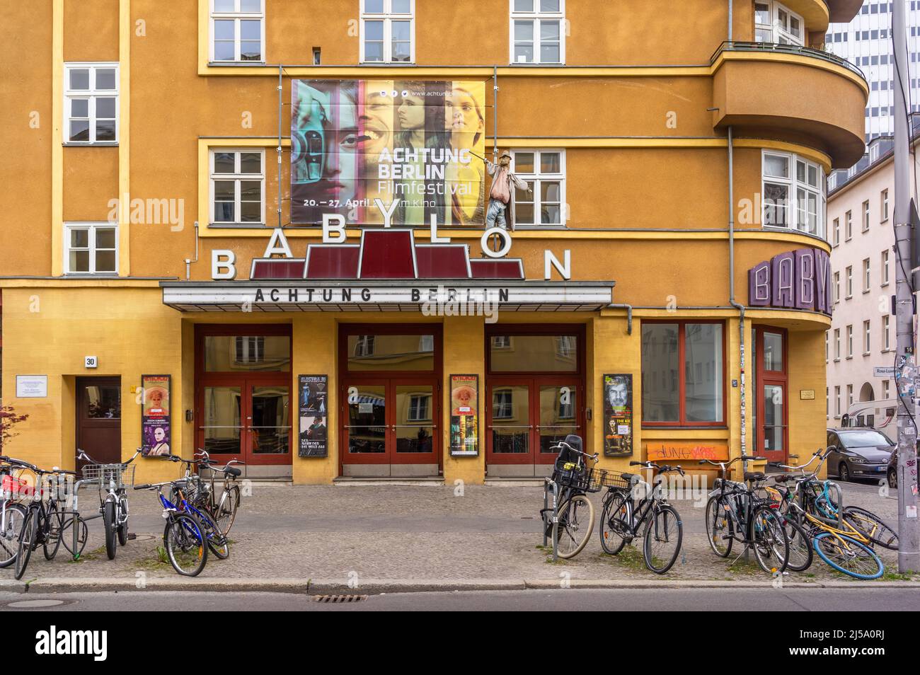 Babylone Cinema (Kino Babylone) - cinéma d'art emblématique dans un bâtiment classé sur la Rosa-Luxemburg Platz, quartier de Berlin Mitte, Berlin, Allemagne, UE Banque D'Images